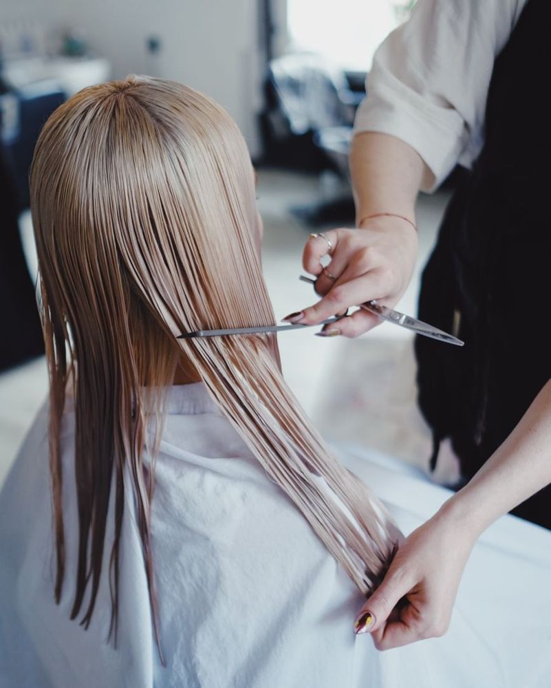 Taglio dritto sui capelli lunghi