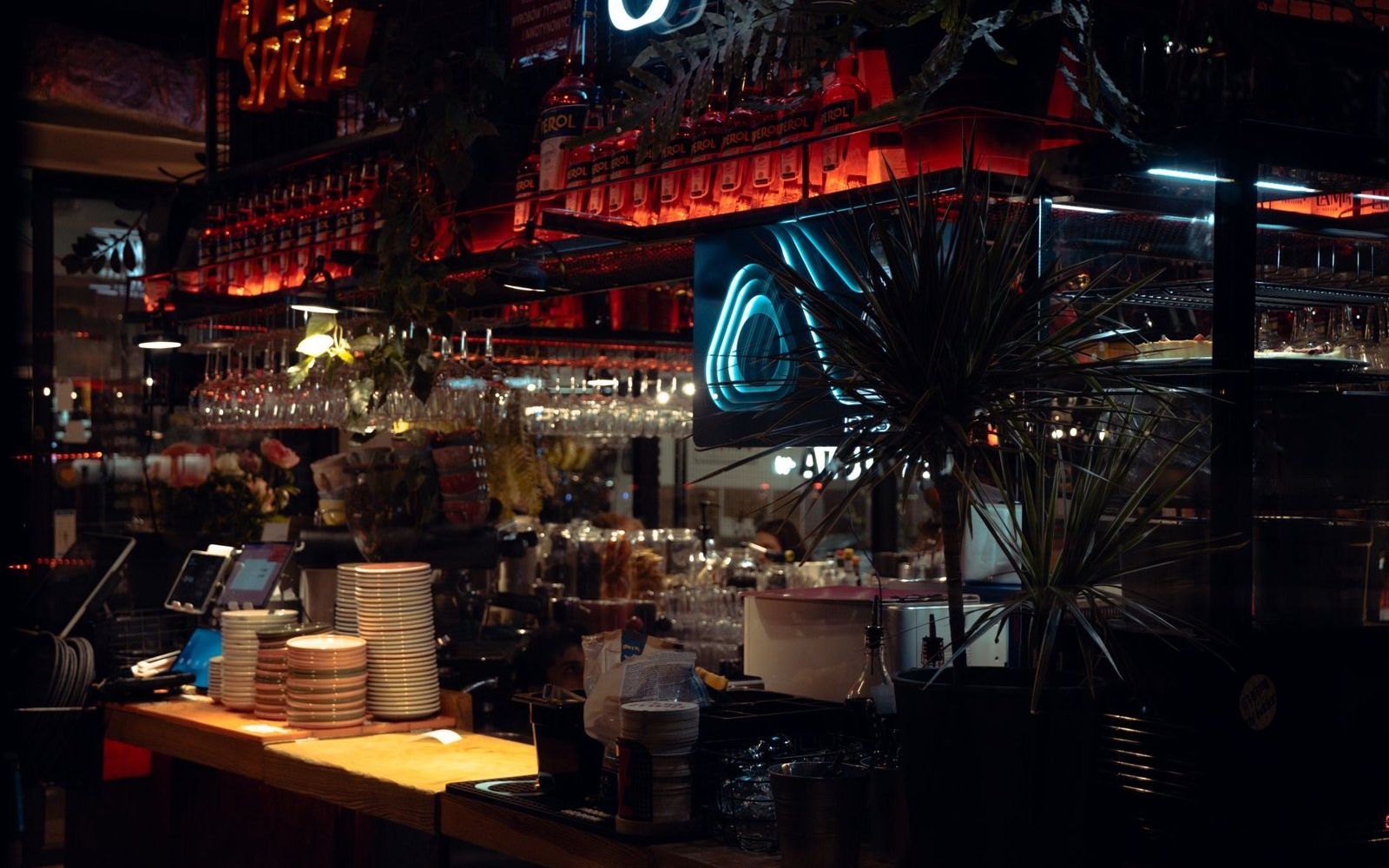 Bancone di un cocktail bar con luci al neon