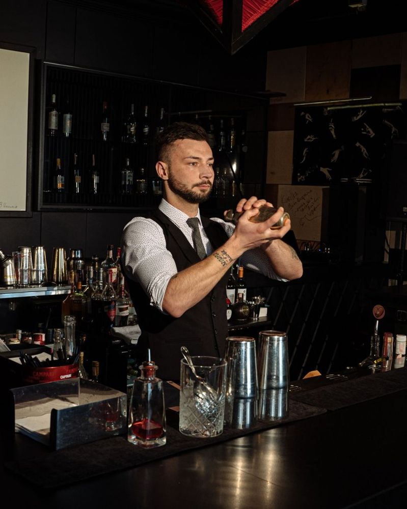 Barman al bancone