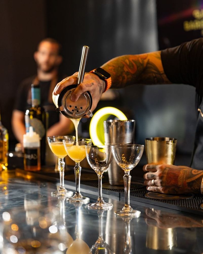 Cocktail allineati sul bancone