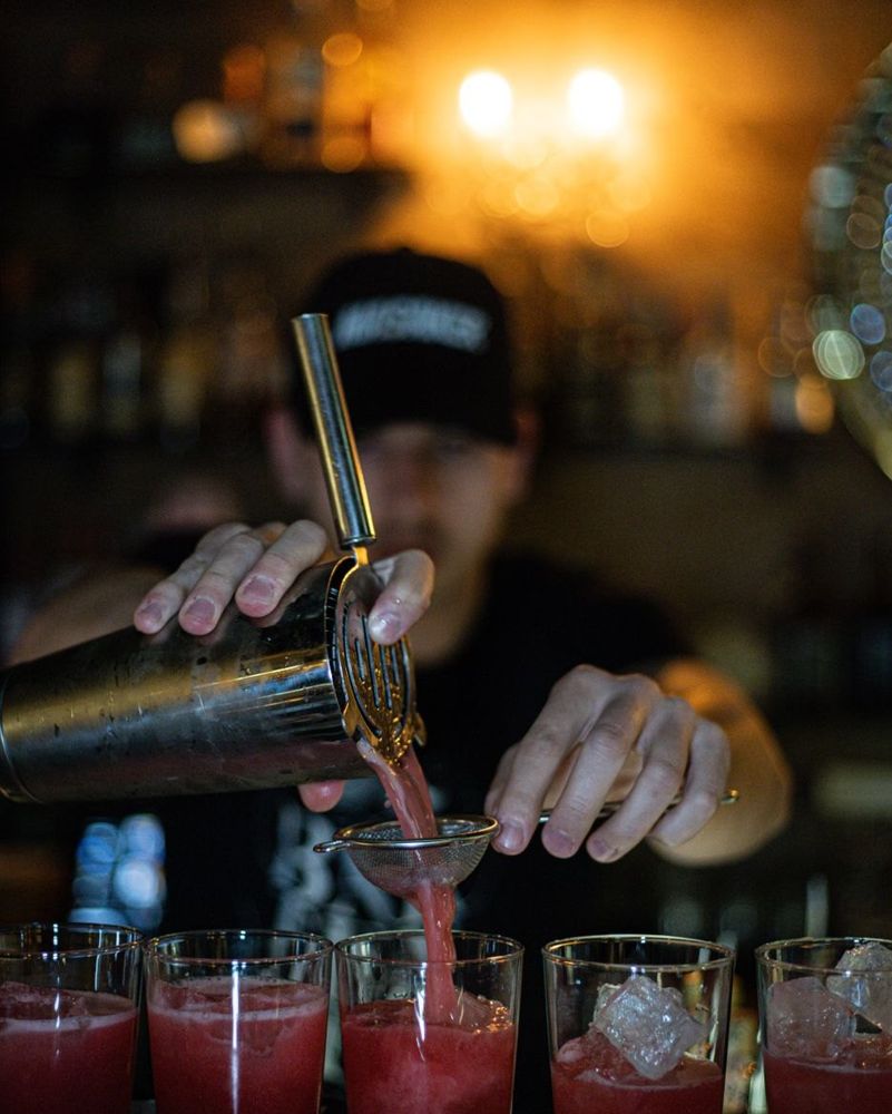 Barman che prepara un drink