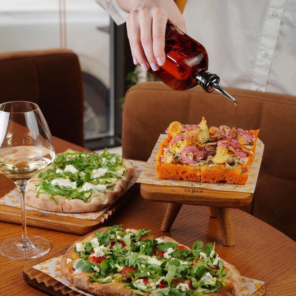 Tranci di pizza sul tagliere, pronti da incartare
